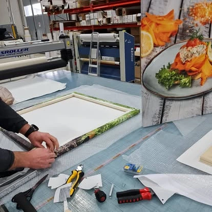 Specialprints produktionsanläggning med storformatsskrivare och skärutrustning